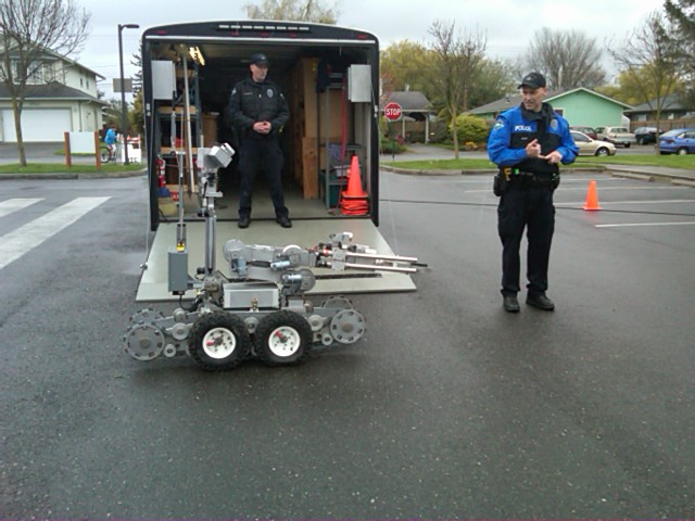 Bellingham PD demonstrate bomb robot at LinuxFest Northwest 2011